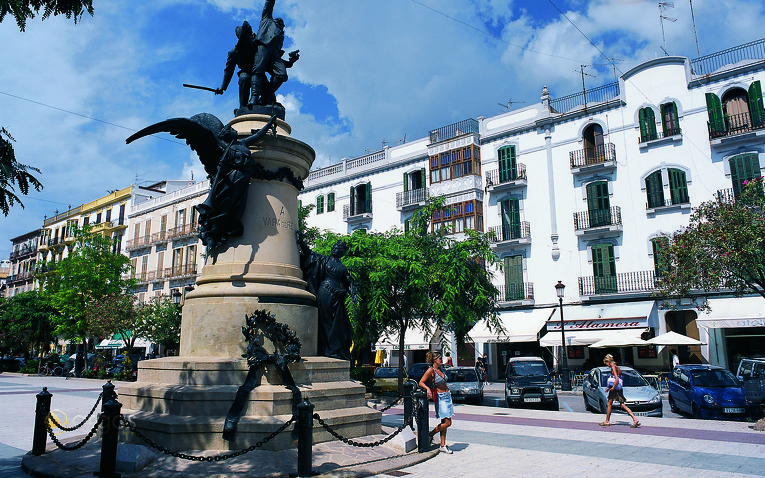 Der Paseo de Vara de Rey in Ibiza