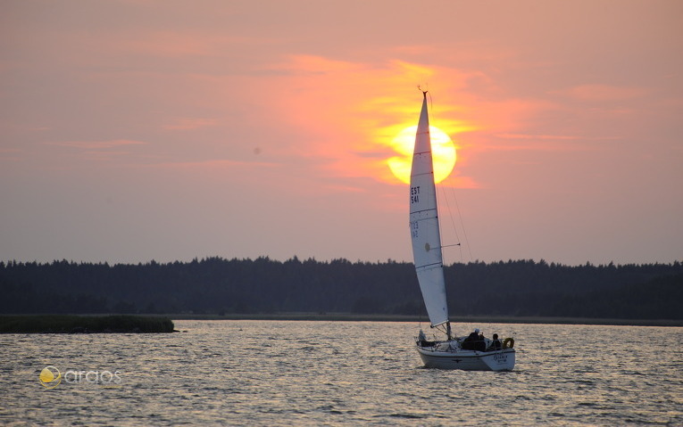 Segeln im Sonnenuntergang vor der Insel Naissaar