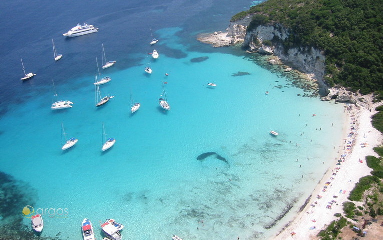 Yachten ankern vor der Küste von Paxos