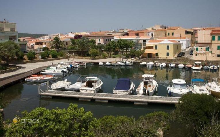 Yachten liegen im Hafen von Stintino