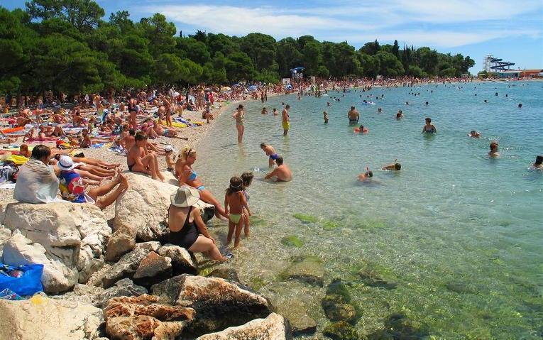 Belebter Strand von Biograd