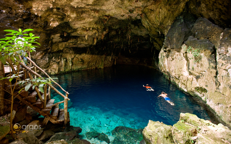 Schwimmen in einem Cenote in der Nähe von Tulúm