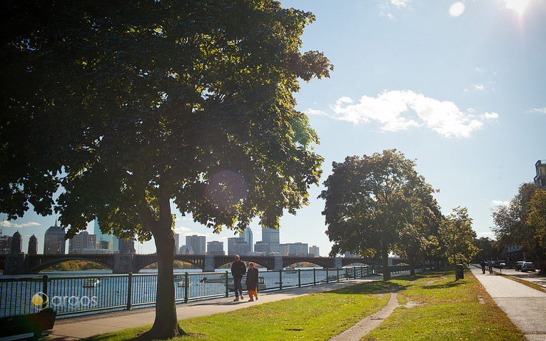 Spaziergänger entlang der Promenade am Charles River - im Hintergrund Skyline von Boston