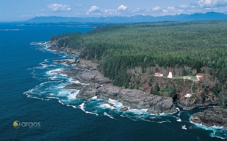 Leuchtturm auf der felsigen Küste bei Pachena Point