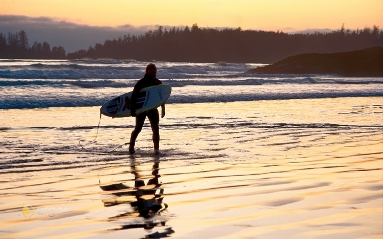 Surferin am Long Beach im Pacific Rim Nationalpark