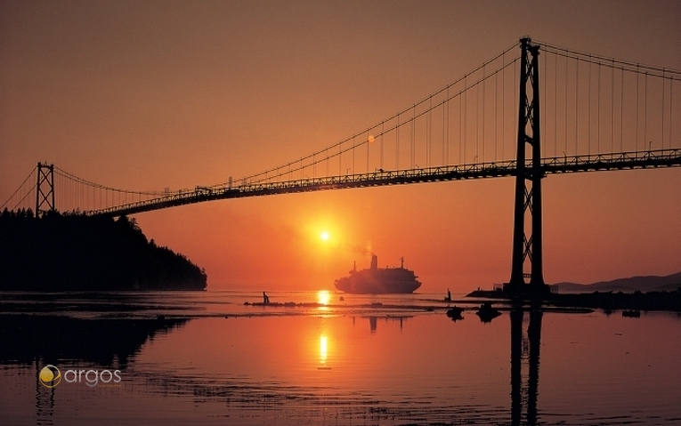 Sonnenuntergang hinter der Lions Gate Bridge