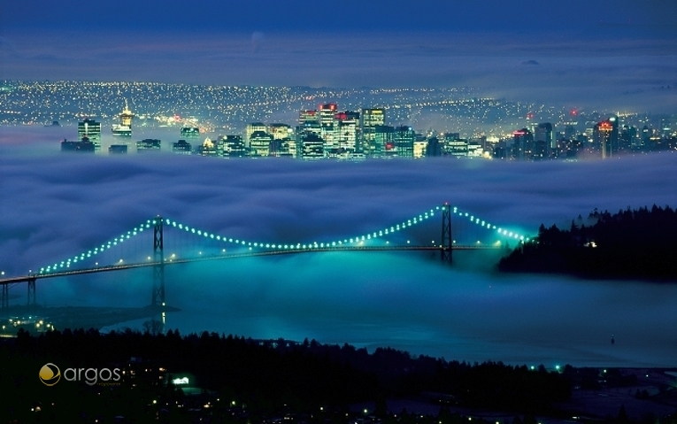 Panoramablick auf die Lions Gate Bridge und die Skyline von Vancouver