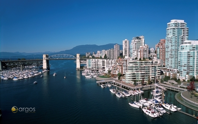 Blick afuf False Creek, Burrard Bridge und Yachten in der Marina