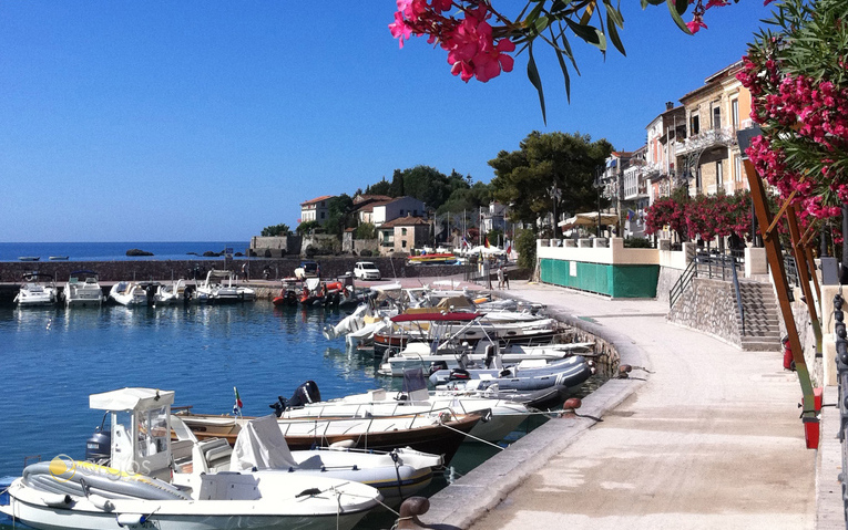 Boote im Hafen von Scario