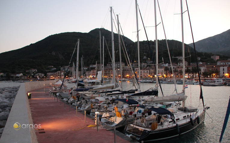 Segelyachten im Hafen von Scario am Abend