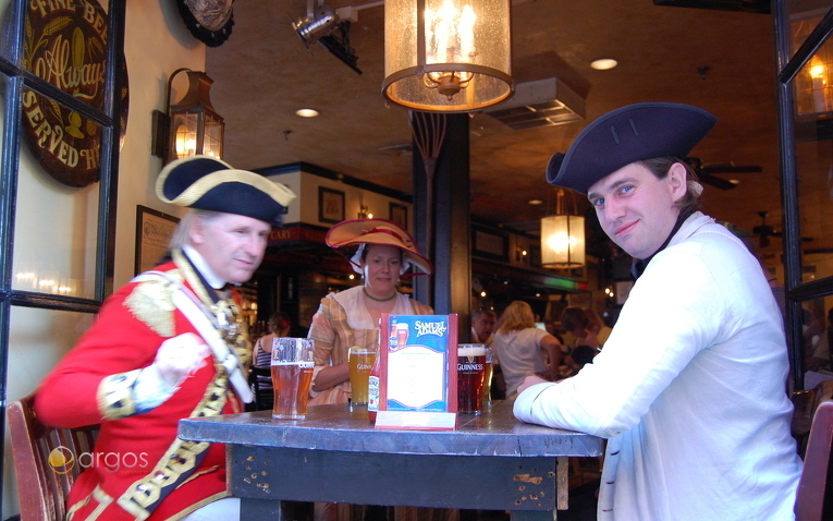 Echte Komparsen in einem Bostoner Pub Union Osyter House