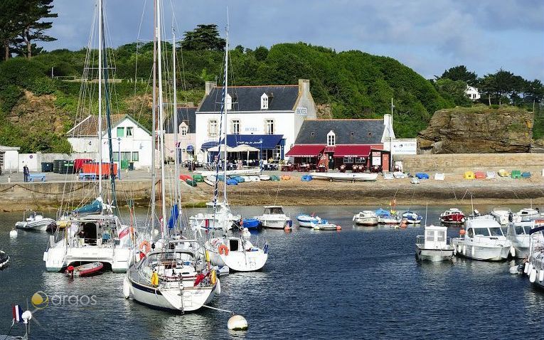 Kleiner idyllischer Hafen auf der Insel Ile de Groix im Departement Morbihan