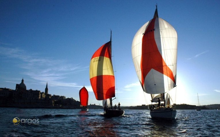 Yachtensegeln im Hafen von Marsamxett