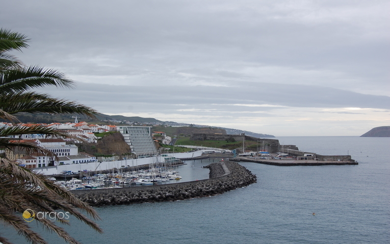 Hafeneingang Angra do Heriosmo