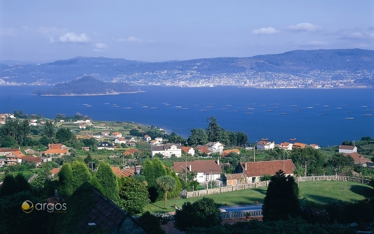 Blick auf den Ría de Pontevedra und die Insel Tambo