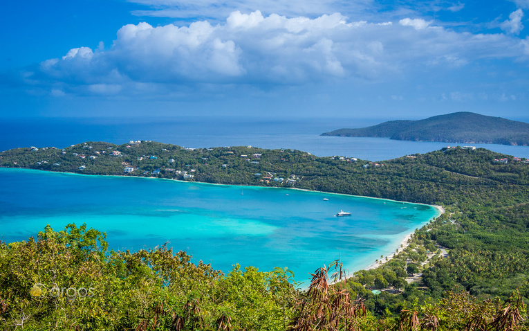 Aussicht auf die wunderschöne Magens Bay auf St. Thomas