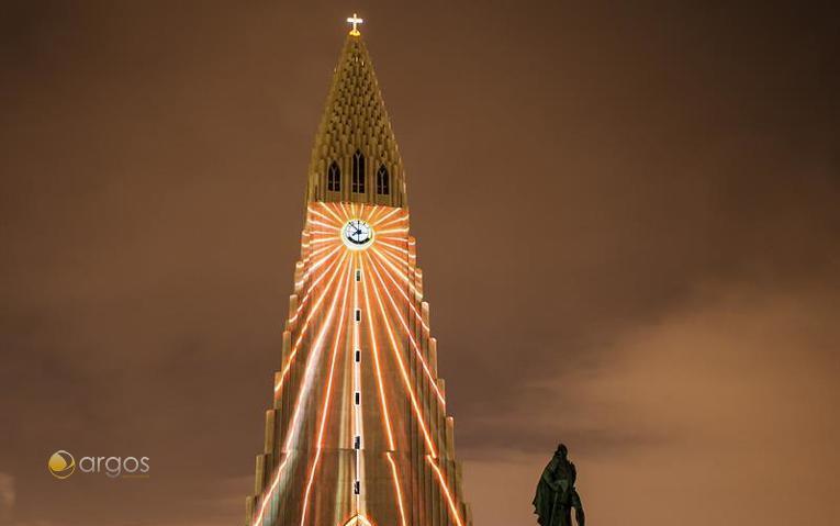 Hallgrimskirkja bei Nacht - Reykjavik / Island