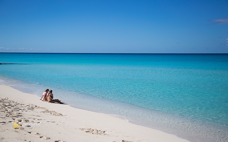 An einem leeren Strand in Abacos