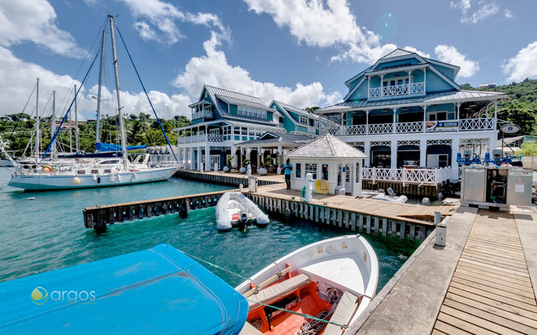 Bar, Restaurant und Tankstelle  in Marigot Bay Marina