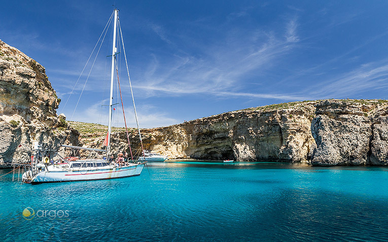 Im Westen gelegene Ankerbucht Crystal Lagoon auf Comini