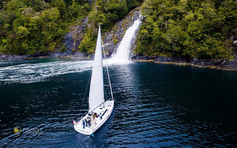 Ankern vor dem Wasserfall - Patagonische Fjorden