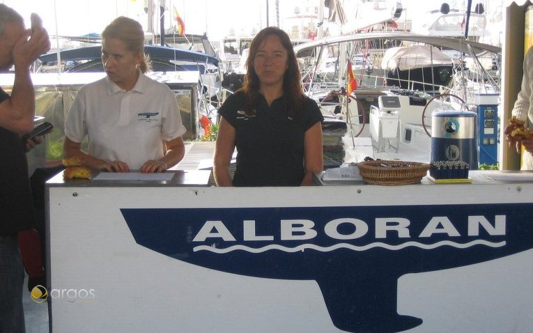 Check-In Schalter von Alboran Charter