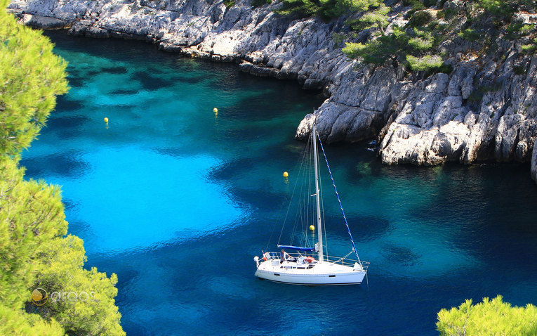 Gemütliches Ankern in einer Bucht mit einer Charteryacht von Aladar Sail