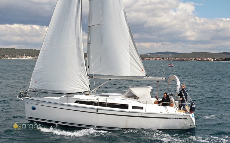 Segeln Sie mit der Charteryacht Bavaria Cruiser 33 entlang der kroatischen Adriaküste