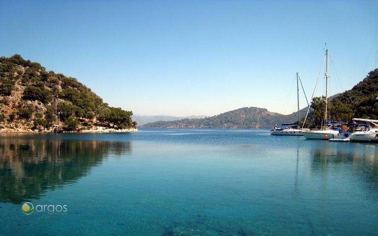 Ein Yachtcharter in der Türkei ab Göcek führt durch traumhafte Landschaften