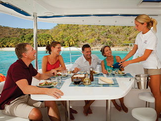 Segelcrew beim Lunch an Bord © The Moorings