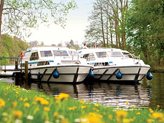 Hausboote von LeBoat auf einem Kanal © LeBoat